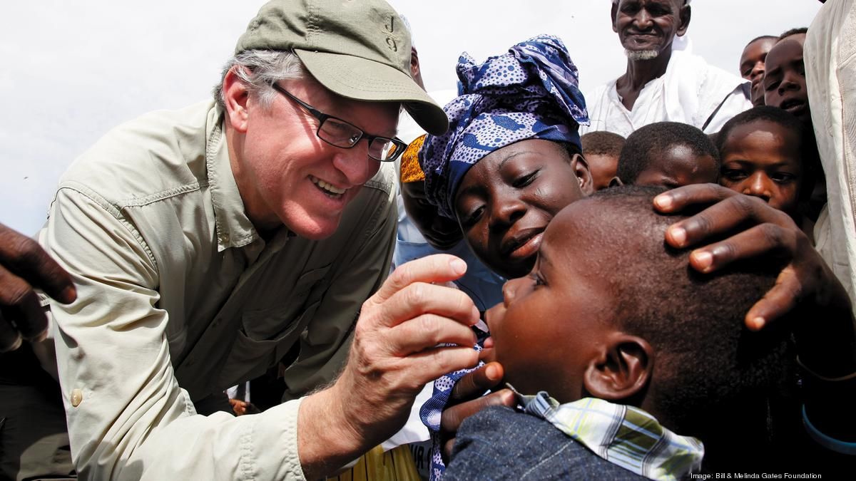 Bill Gates poniendo vacuna oral en niño africano
